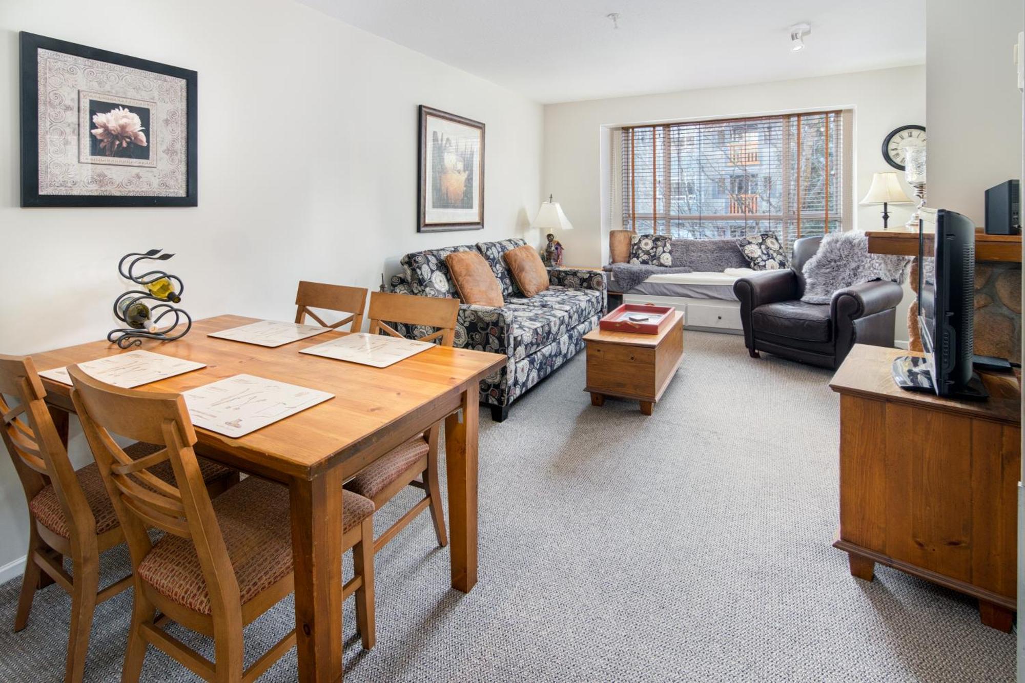 Town Plaza Suites By Golden Dreams Whistler Exterior photo