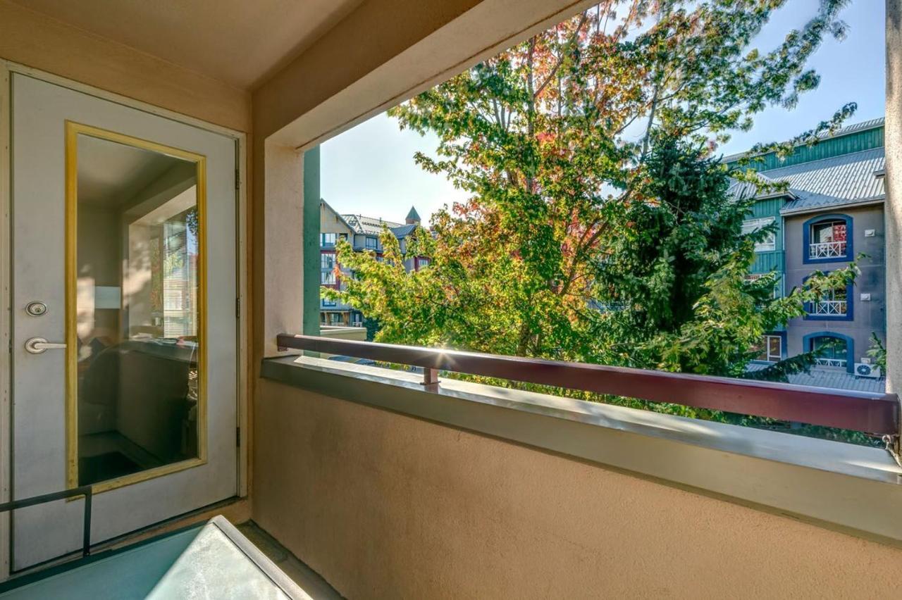 Town Plaza Suites By Golden Dreams Whistler Exterior photo